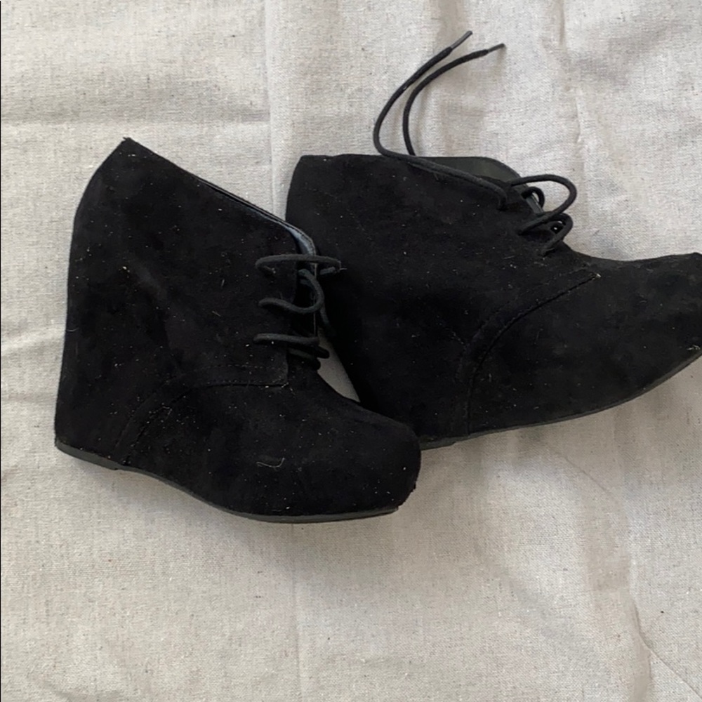 Black wedges